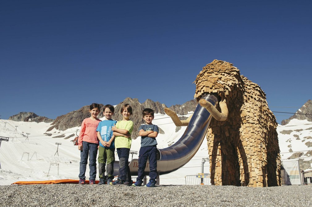 Kinder Mammut Höhenspielplatz Stubaier Gletscher