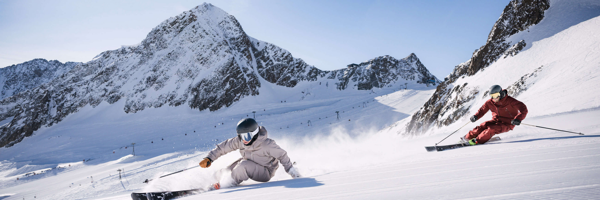 Zwei Skifahrer carven am Daunenferner im Skigebiet nahe Innsbruck