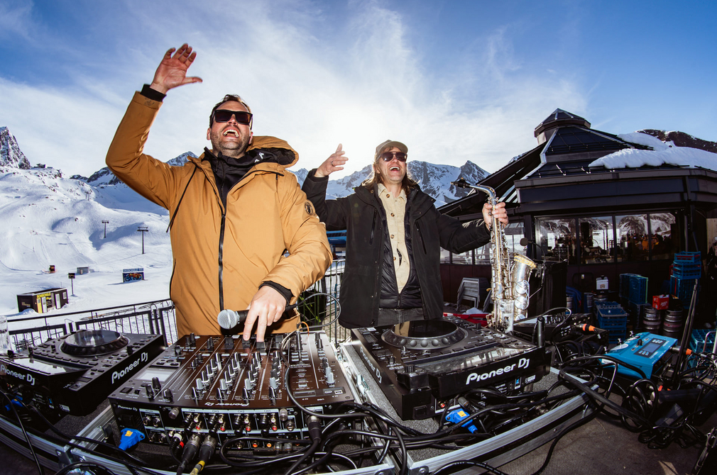 DJ und Saxophonist beim Ski & Beats Event am Stubaier Gletscher