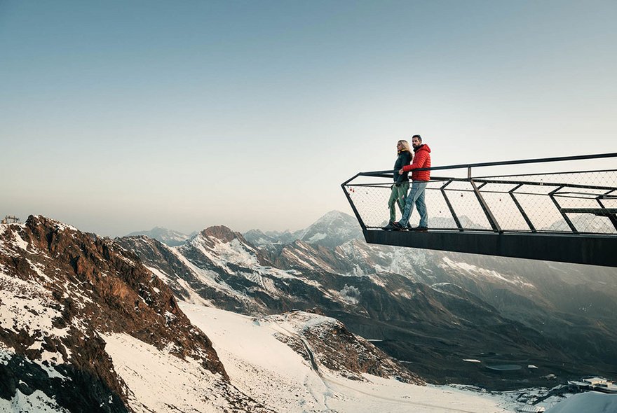 Zwei Personen stehen auf der Aussichtsplattform im Stubaier Gletscher in Tirol