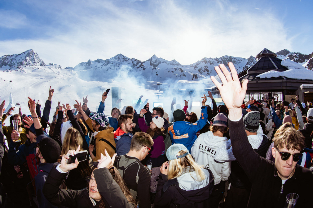 Leute beim Feiern beim Ski & Beats Event am Stubaier Gletscher