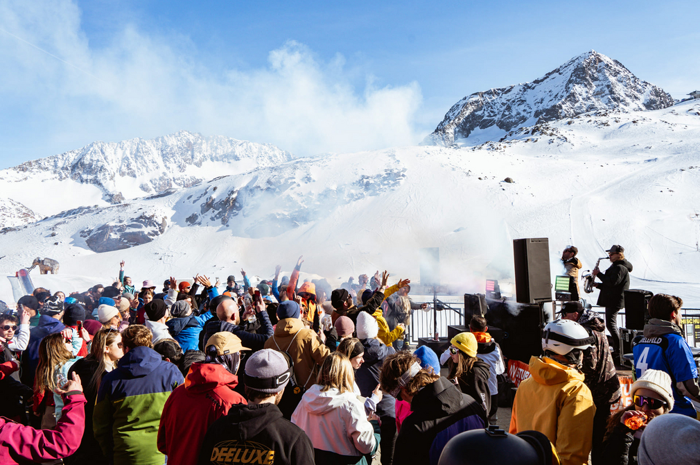 Skigäste beim Feiern mit Bergpanorama beim Ski & Beats Event am Stubaier Gletscher